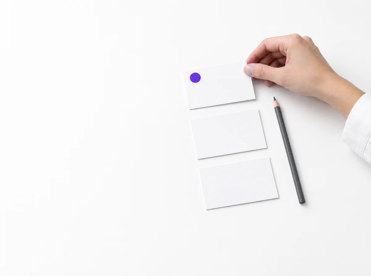 Illustration : une main range trois cartes blanches dans l’ordre, la première marquée d’une pastille violette.